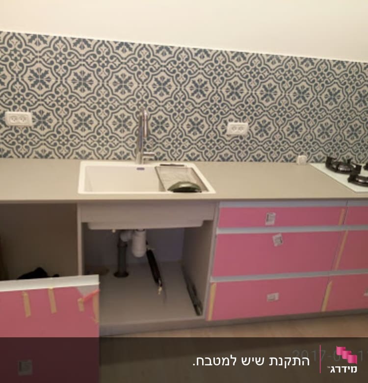 מטבח עם שיש אפור וכיור לבן